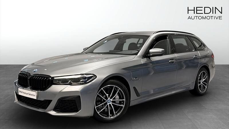 Grå (grey) Begagnad 2023 BMW 530e M Sport Kombi | 438 700 kr (Marknadspris) - Bild 1/4