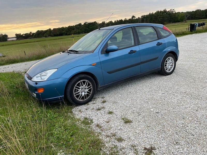 Blå Begagnad 2001 Ford Focus Halvkombi | 5 000 kr (Superpris) - Bild 1/4
