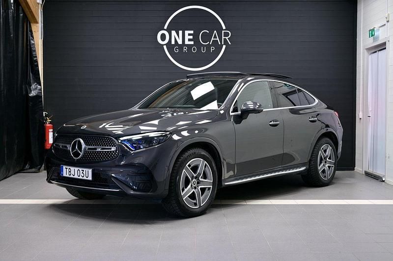 Grå Begagnad 2023 Mercedes GLC220 AMG Sportkupé | 739 800 kr - Bild 1/4