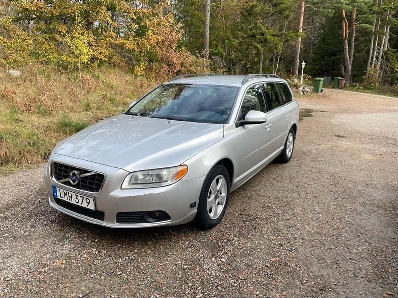 Grå Begagnad 2010 Volvo V70 Momentum Kombi | 85 000 kr - Bild 1/4