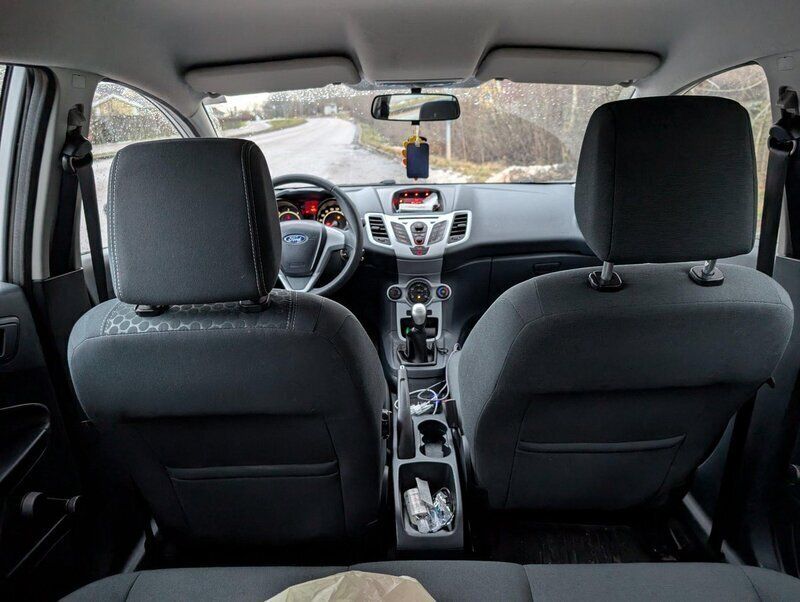 Grå Begagnad 2012 Ford Fiesta Trend Halvkombi | 30 000 kr (Marknadspris) - Bild 1/4