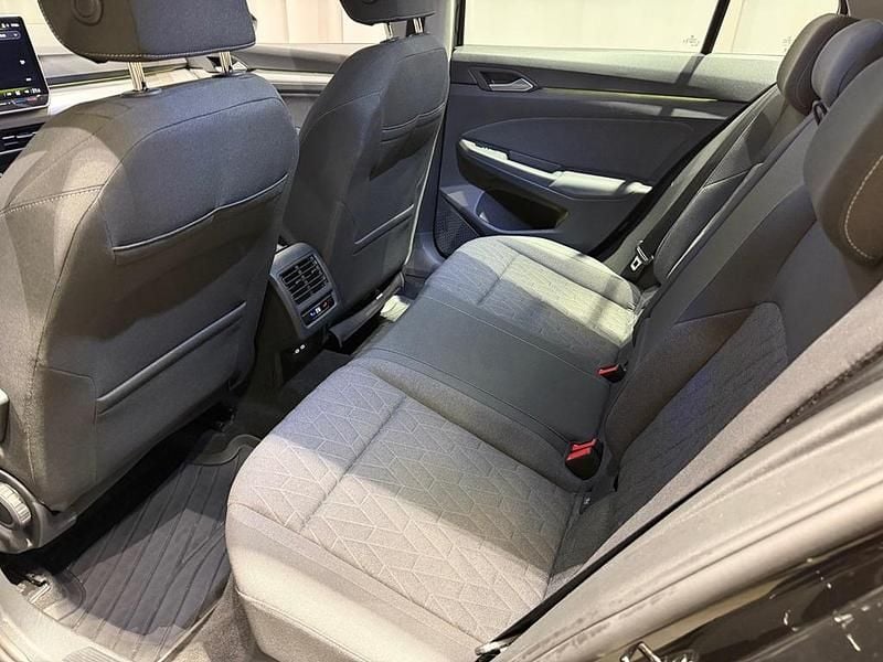 Begagnad VW Golf VIII 151 HK (111 kW) 2025 Svart Halvkombi