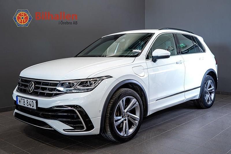 Vit Begagnad 2022 VW Tiguan R-line SUV | 319 900 kr (Marknadspris) - Bild 1/4