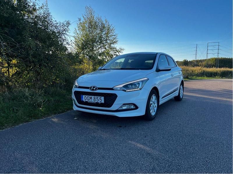 Vit Begagnad 2017 Hyundai i20 Comfort Halvkombi | 69 000 kr (Marknadspris) - Bild 1/4