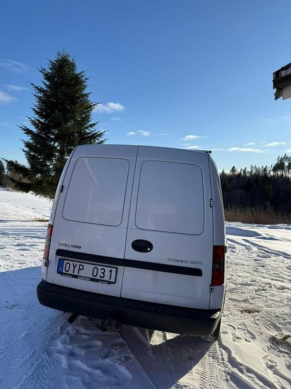 Begagnad Opel Combo 75 HK (55 kW) 2011 Van