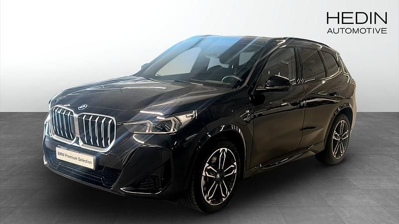 Svart (black) Begagnad 2025 BMW X1 M Sport SUV | 548 700 kr (Dyr) - Bild 1/4