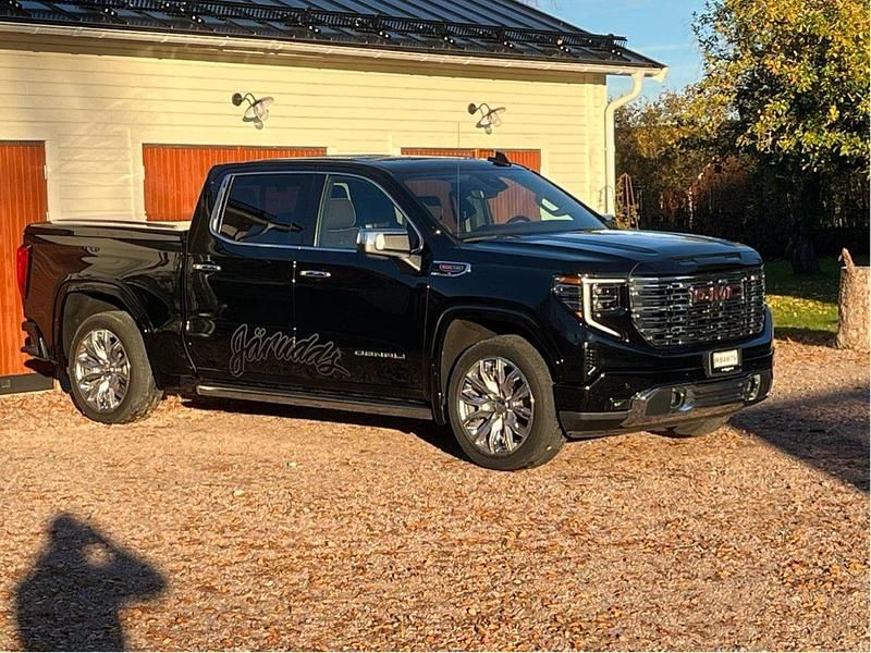 Svart Begagnad 2022 GMC Sierra Pickup | 910 000 kr - Bild 1/2