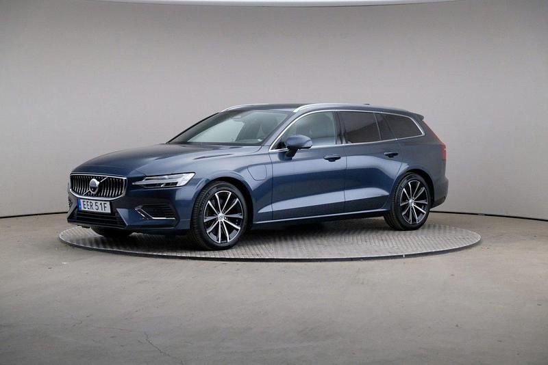 Mörkblå (denim blue (metallic)) Begagnad 2022 Volvo V60 Plus Kombi | 359 000 kr (Bra pris) - Bild 1/4