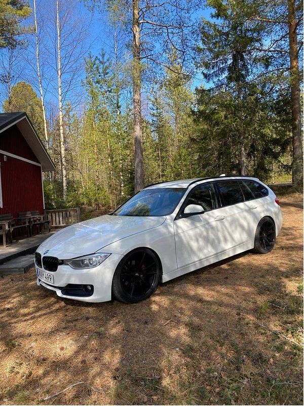 Vit Begagnad 2014 BMW 320 Sport Line Kombi | 125 000 kr (Marknadspris) - Bild 1/4
