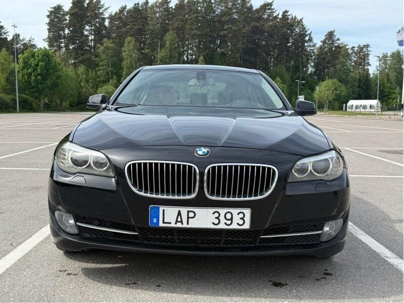 Svart Begagnad 2011 BMW 520 Sedan | 87 500 kr (Bra pris) - Bild 1/4