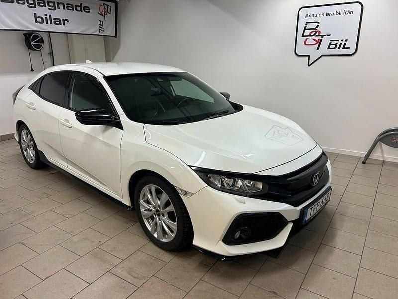Vit Begagnad 2018 Honda Civic Dynamic Halvkombi | 174 900 kr (Marknadspris) - Bild 1/4