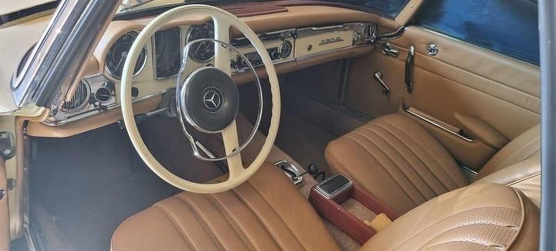 Begagnad Mercedes 230 150 HK (110 kW) 1966 Beige Cab