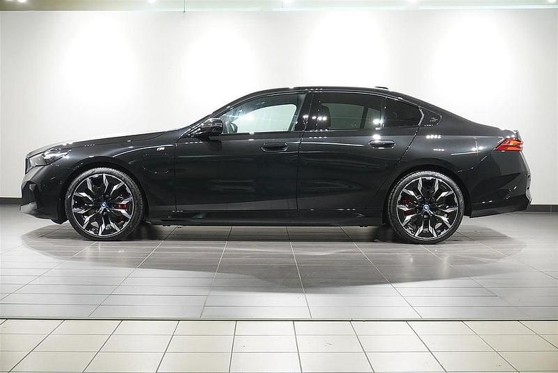 Begagnad BMW 550e Shadowline 313 HK (230 kW) 2025 Svart Sedan
