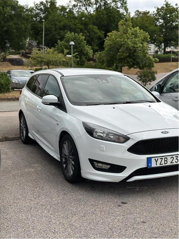 Vit Begagnad 2018 Ford Focus ST-Line Kombi | 143 000 kr (Marknadspris) - Bild 1/4