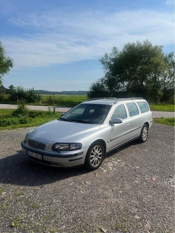 Grå Begagnad 2001 Volvo V70 Kombi | 25 999 kr (Lite dyr) - Bild 1/4