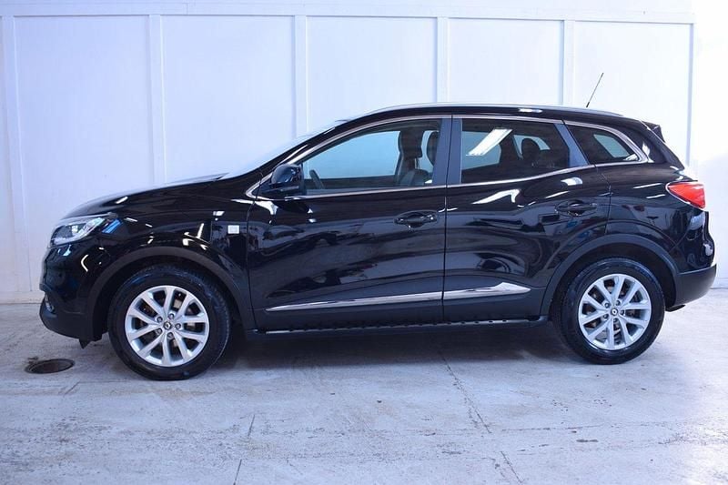 Svart Begagnad 2016 Renault Kadjar LIMITED SUV | 104 900 kr (Marknadspris) - Bild 1/4