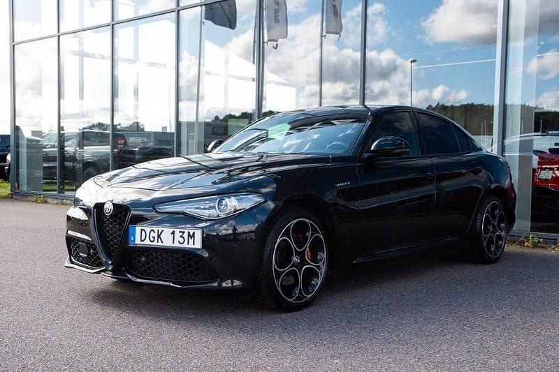 Svart Begagnad 2022 Alfa Romeo Giulia Veloce Sedan | 399 000 kr (Marknadspris) - Bild 1/4