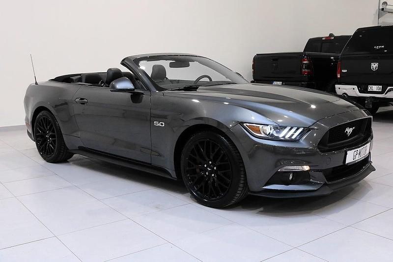 Grå metallic Begagnad 2017 Ford Mustang GT Convertible Cab | 349 900 kr (Marknadspris) - Bild 1/4