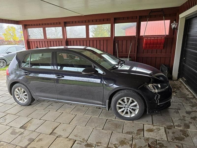 Svart Begagnad 2018 VW Golf VII Halvkombi | 145 500 kr (Marknadspris) - Bild 1/4