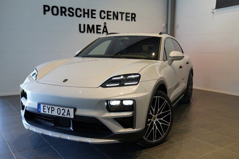 Ljusgrå Ny 2024 Porsche Macan Turbo SUV | 1 623 700 kr - Bild 1/4