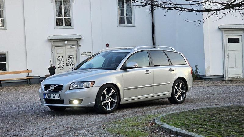 Grå Begagnad 2012 Volvo V50 Momentum Kombi | 40 000 kr (Marknadspris) - Bild 1/4