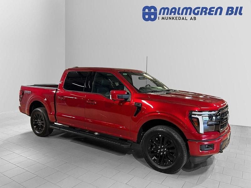 Röd (rapid red metallic) Ny 2025 Ford F-150 Lariat Pickup | 1 061 250 kr (Marknadspris) - Bild 1/4