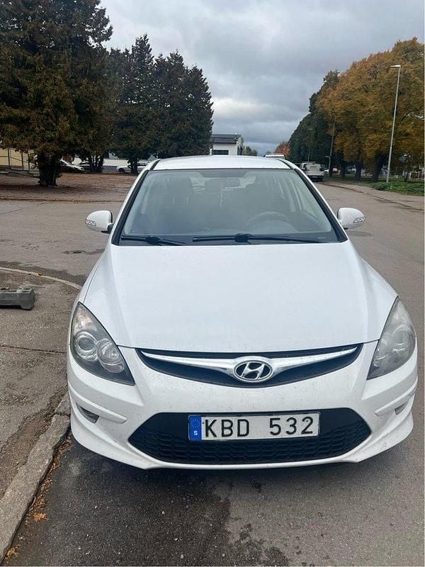 Vit Begagnad 2012 Hyundai i30 Halvkombi | 75 000 kr (Dyr) - Bild 1/4