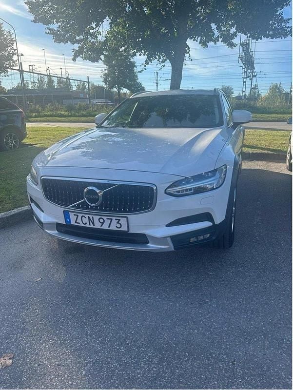 Vit Begagnad 2018 Volvo V90 CC Momentum Kombi | 250 000 kr (Superpris) - Bild 1/4
