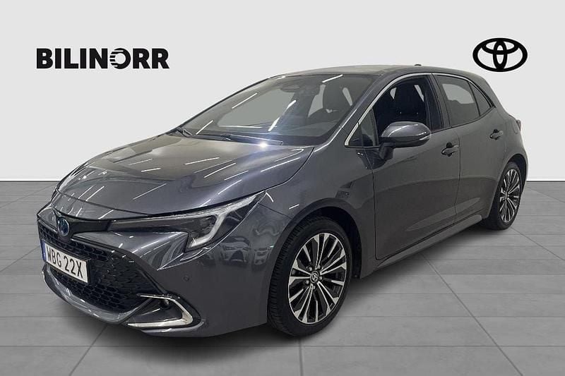 Mörkgrå (grå) Begagnad 2024 Toyota Corolla Hybrid Style Halvkombi | 299 900 kr (Lite dyr) - Bild 1/3