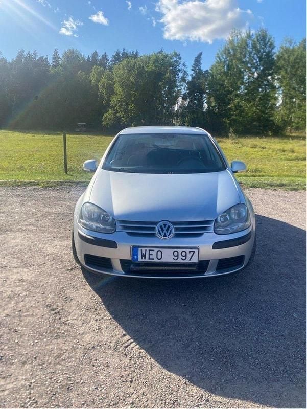 Silver Begagnad 2004 VW Golf IV Halvkombi | 34 000 kr (Lite dyr) - Bild 1/4