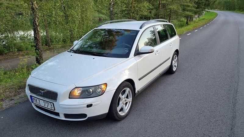 Vit Begagnad 2007 Volvo V50 Kombi | 37 800 kr (Marknadspris) - Bild 1/4