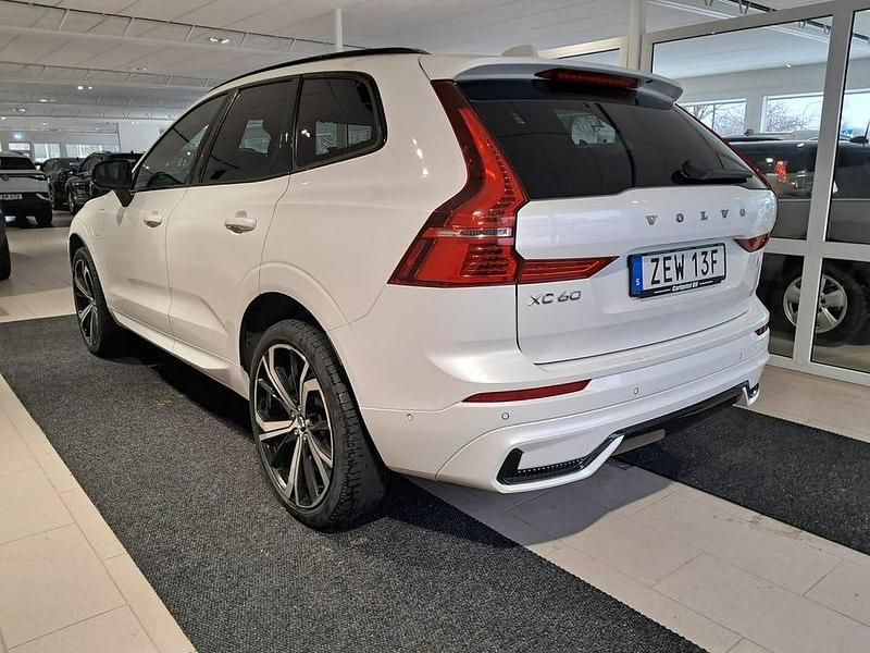 Begagnad Volvo XC60 R-Design 310 HK (228 kW) 2022 Chrystal white metallic SUV