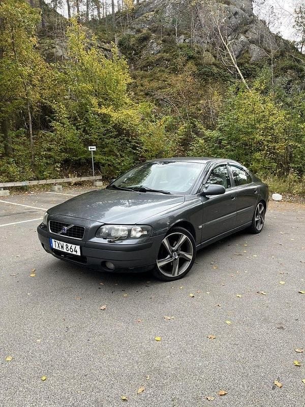 Grå Begagnad 2003 Volvo S60 Business Edition Sedan | 20 000 kr (Marknadspris) - Bild 1/4