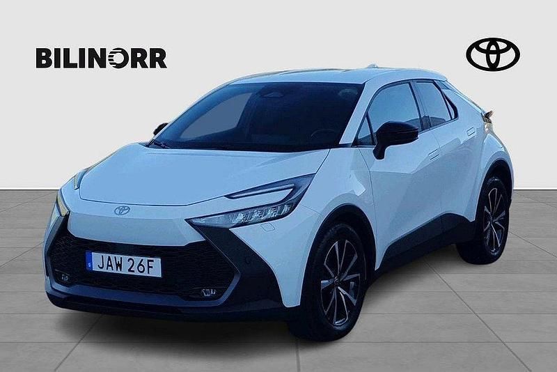 Vit Begagnad 2024 Toyota C-HR Style SUV | 359 900 kr (Marknadspris) - Bild 1/4