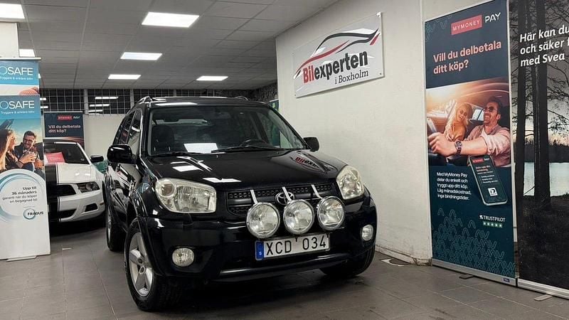 Svart Begagnad 2005 Toyota RAV4 SUV | 34 900 kr (Marknadspris) - Bild 1/4