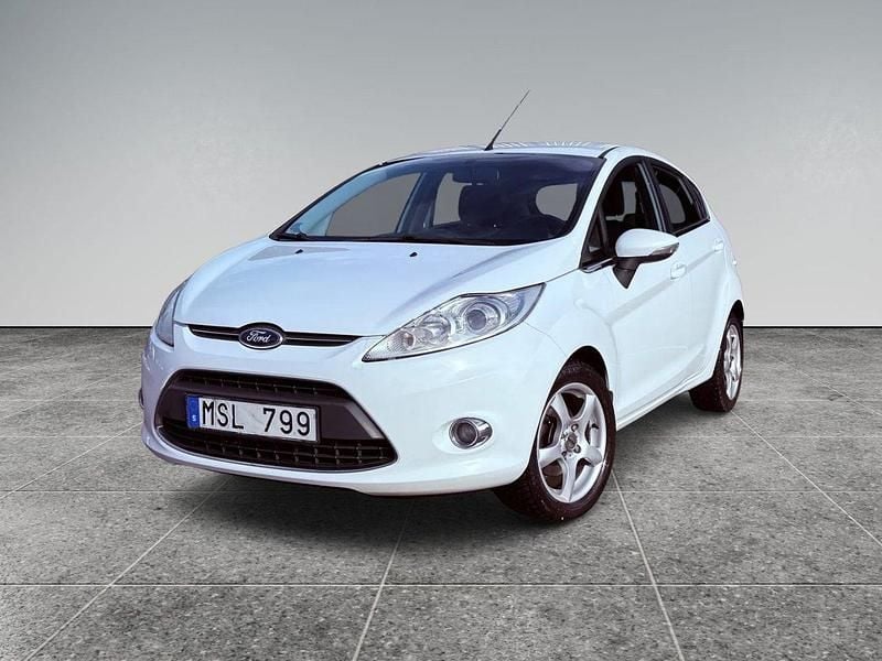 Vit Begagnad 2012 Ford Fiesta Titanium Halvkombi | 39 900 kr (Marknadspris) - Bild 1/4
