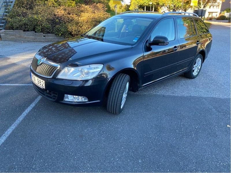 Svart Begagnad 2013 Skoda Octavia Elegance Kombi | 74 000 kr (Bra pris) - Bild 1/4