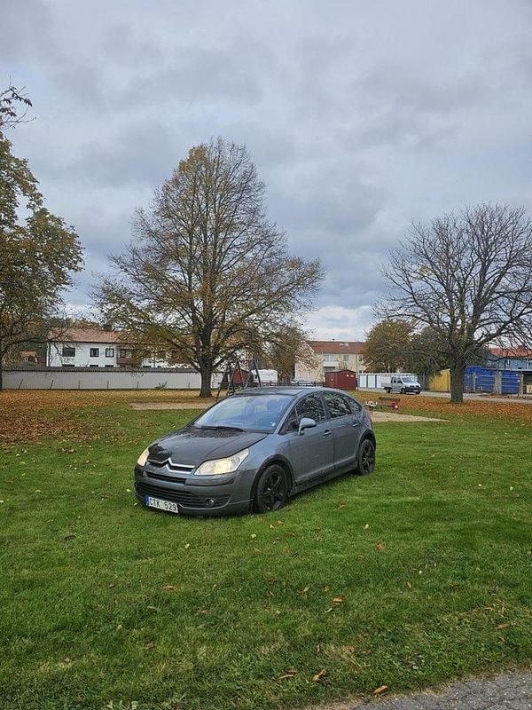 Grå Begagnad 2008 Citroën C4 Halvkombi | 22 800 kr (Marknadspris) - Bild 1/4