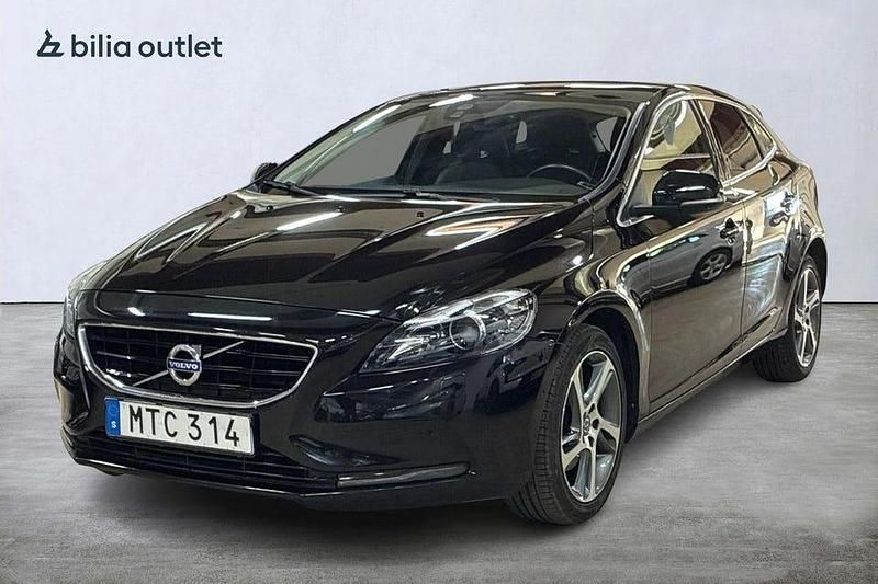 Svart Begagnad 2015 Volvo V40 Summum Halvkombi | 144 900 kr (Marknadspris) - Bild 1/4