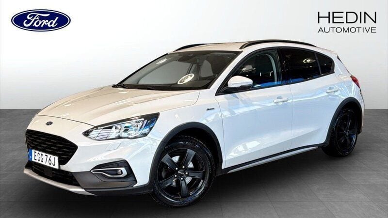 Vit (white) Begagnad 2021 Ford Focus Active Halvkombi | 174 900 kr (Marknadspris) - Bild 1/4