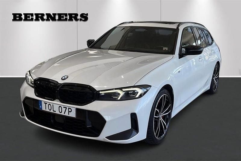 Vit Begagnad 2023 BMW M340 M Sport Sedan | 648 900 kr (Marknadspris) - Bild 1/4
