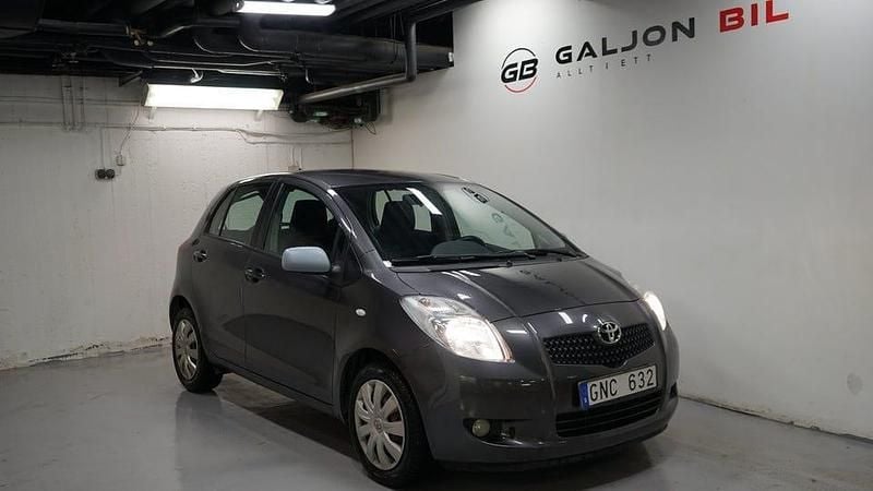 Grå Begagnad 2007 Toyota Yaris Halvkombi | 40 000 kr (Marknadspris) - Bild 1/4