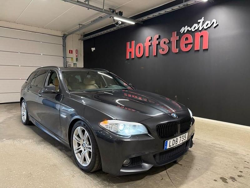 Grå Begagnad 2010 BMW 530 M Sport Kombi | 144 900 kr (Lite dyr) - Bild 1/4