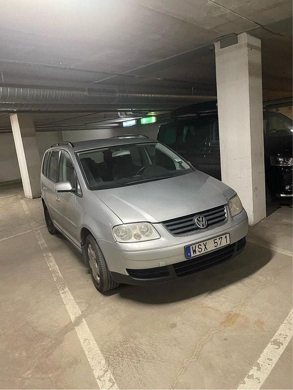 Silver Begagnad 2006 VW Touran Trendline Minibuss | 23 000 kr (Bra pris) - Bild 1/4