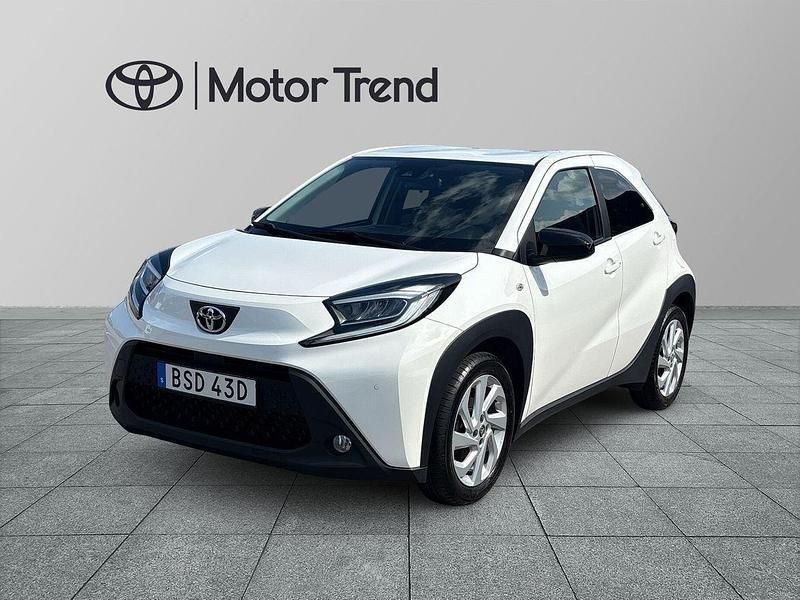 Vit Begagnad 2022 Toyota Aygo Comfort Halvkombi | 164 900 kr (Marknadspris) - Bild 1/3