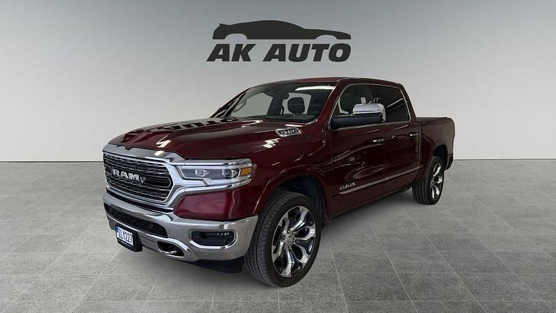 Ljusröd (röd) Begagnad 2019 RAM 1500 Pickup | 699 000 kr - Bild 1/4