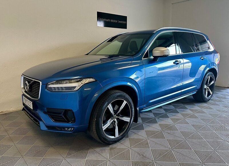 Blå Begagnad 2018 Volvo XC90 R-Design SUV | 439 900 kr (Marknadspris) - Bild 1/4