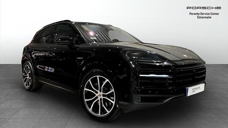 Svart Begagnad 2025 Porsche Cayenne SUV | 1 215 000 kr (Marknadspris) - Bild 1/4