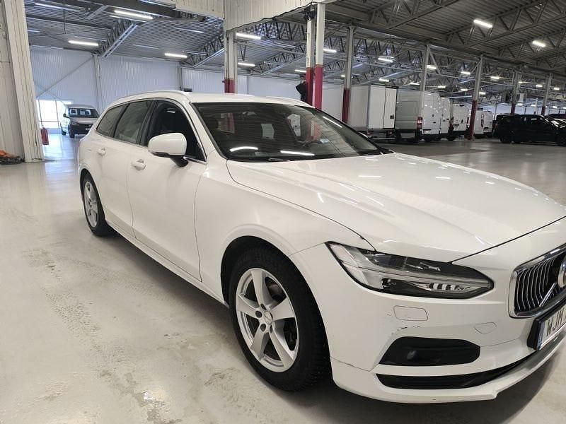 Begagnad Volvo V90 Momentum 190 HK (139 kW) 2020 Vit Kombi