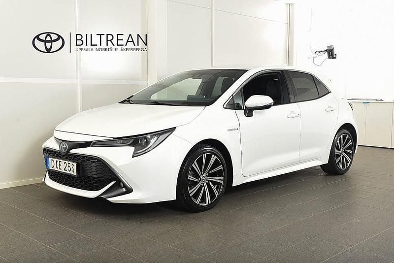 Vit Begagnad 2021 Toyota Corolla Hybrid | 234 900 kr - Bild 1/4
